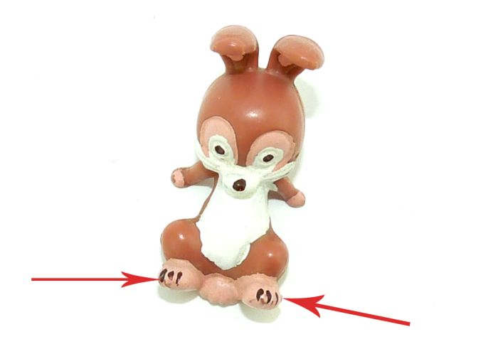 Hase Puuh liegend, wo die Pfoten mit 3 Strichen je Pfote bemalt sind (Bemalungs - Variante)