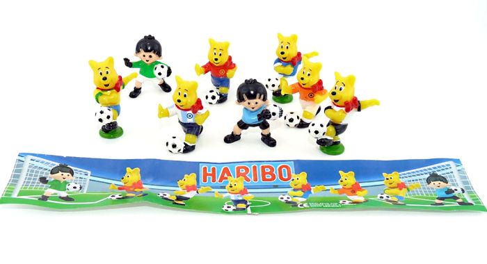 Satz Fußballer Figuren von Haribo mit Beipackzettel. Alle 8 Figuren der Serie